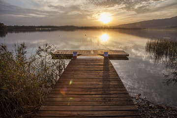 Pontile sul lago al tramonto