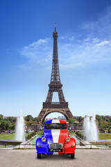 Voiture devant la Tour Eiffel Paris