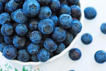 Ripe blueberries in a bowl.