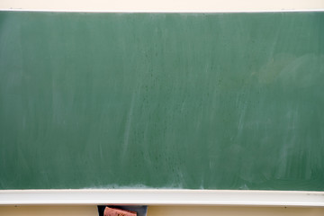 leere Kreidetafel in einem Klassenzimmer