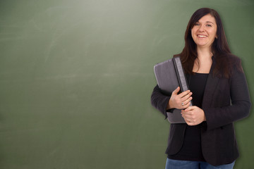 Studentin vor einer leeren Schultafel