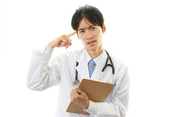 疲れた表情の医師