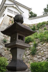 姫路城  石灯籠と城壁