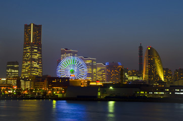 Fototapeta na wymiar Yokohama Stadtpanorama bei Nacht (Japan)