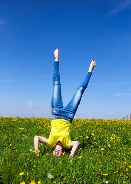Teenager macht einen Kopfstand