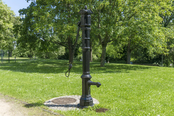 Brunnen mit Handpumpe 00959