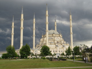 Fototapeta na wymiar Adana,cami,merkezcami,gökyüzü,bulut,minare,yeşil.çim.seyhanadana