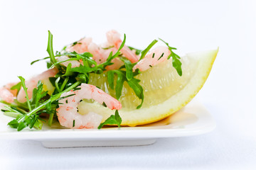 salad with  prawns and lemon slice