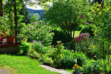 Haus mit Garten im Sommer