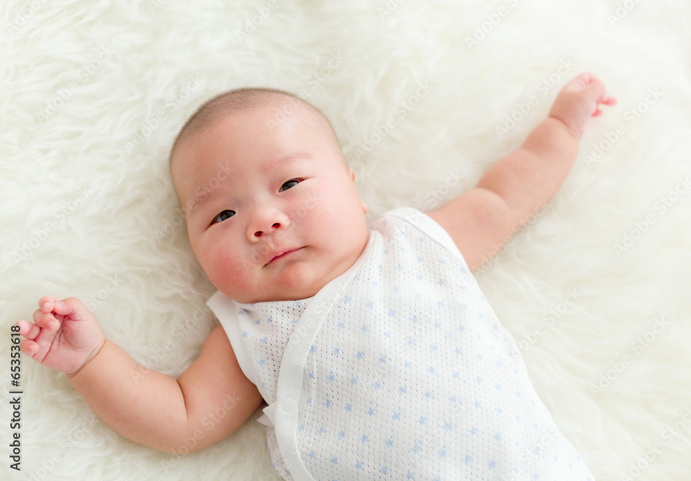 Poster Baby lying on the bed