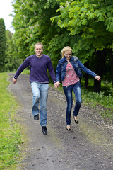 Obraz premium Boy and girl having fun in the city park