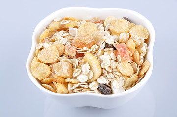 Cereals with dried and candied tropical fruit