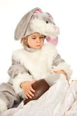 Obraz premium Unwrapping easter egg