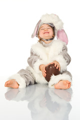 Obraz premium Little rabbit with easter egg