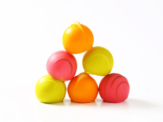 Fruit flavored pralines