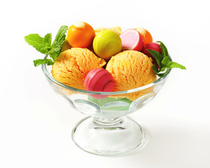 Fruit-flavored ice cream and pralines