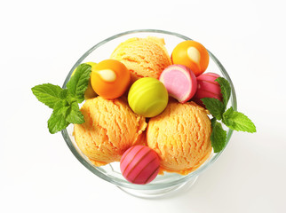 Fruit-flavored ice cream and pralines