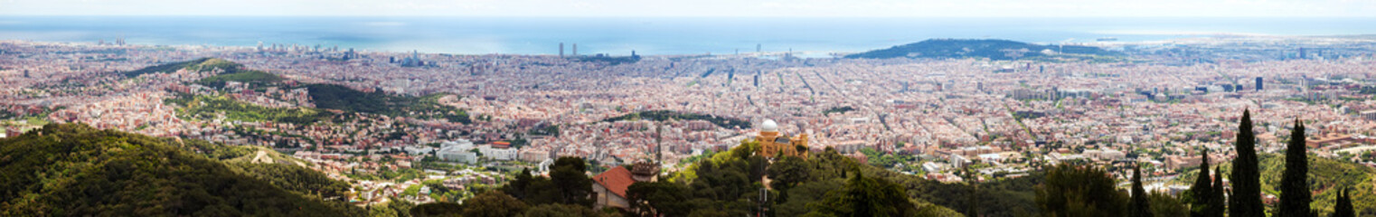 Fototapeta na wymiar view of Barcelona and Mediterranean