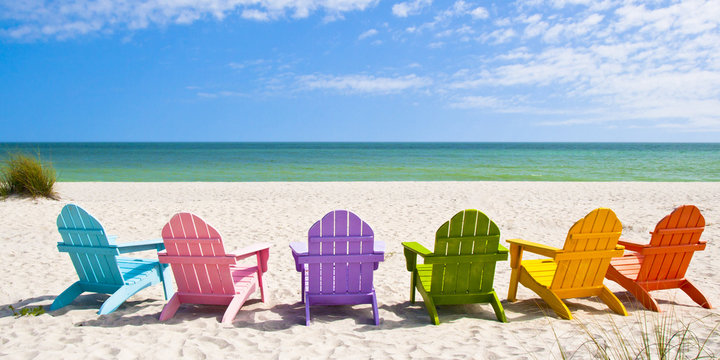 Fototapeta Krzesła plażowe Adirondack na słonecznej plaży przed wakacyjnym Vac