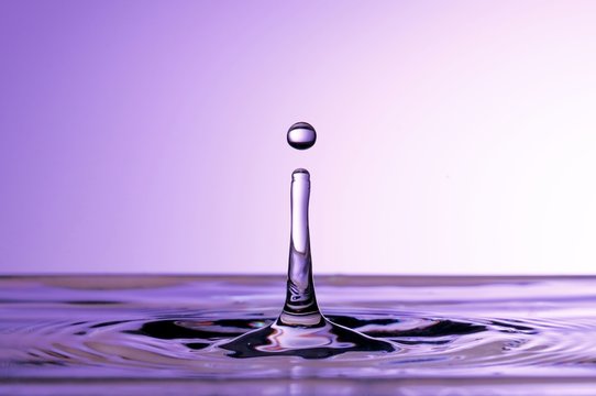 Wasser säule mit kugel, tropfen, figur, lila
