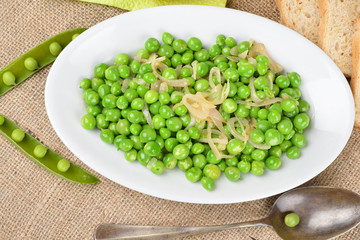 piselli freschi con cipolla