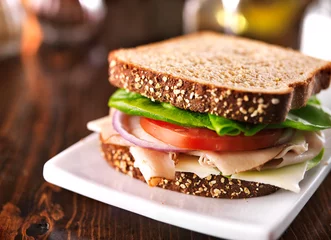 Photo sur Plexiglas Snack sandwich à la dinde froide sur blé entier avec fromage suisse