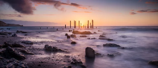 Tableaux ronds sur plexiglas Eau Sunset over jetty remains