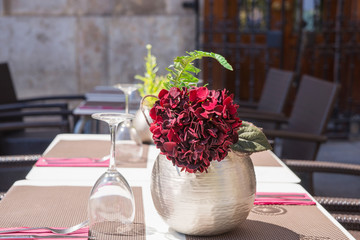 Tavolo con vaso di fiori