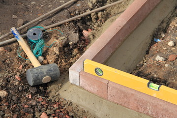 Gartenbegrenzung mit Werkzeug