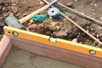Maurerarbeiten mit Hammer