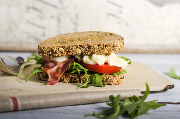 Sandwich mit Bacon, Tomate und Mozzarella