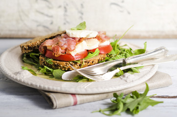 Sandwich mit Bacon, Tomate und Mozzarella