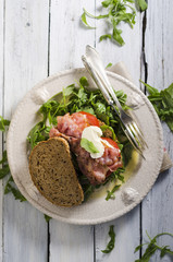 Sandwich mit Bacon, Tomate und Mozzarella