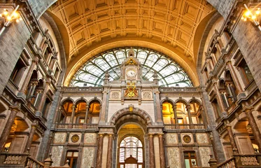 Fototapeten Alte Uhr an der Fassade des alten Bahnhofs in Antwerpen © Horváth Botond