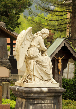 cemetery angel statue