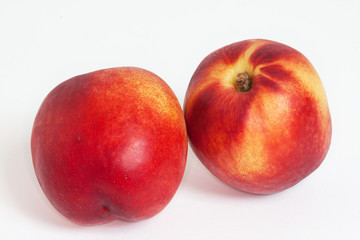 Nectarines - Prunus persica - en vrac sur fond blanc