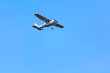 Aereo da turismo monoelica in volo