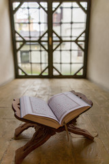 Koran in Fensternische