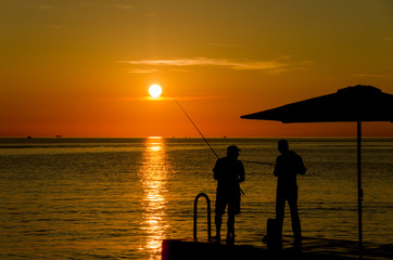Fototapeta na wymiar Angler vor Sonnenuntergang