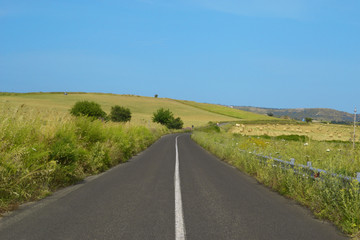 Fototapeta na wymiar Droga asfaltowa ze wzgórza