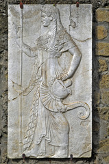 Gli scavi di Ercolano - Napoli, bassorilievi