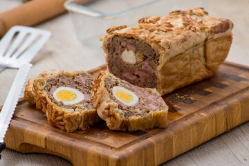 Polpettone in cassetta sul tagliere