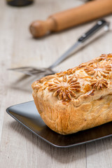 Polpettone in cassetta su un piatto