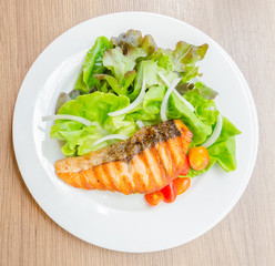 Grill salmon salad