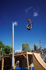 Competition de BMX: saut extreme free style - 65383896