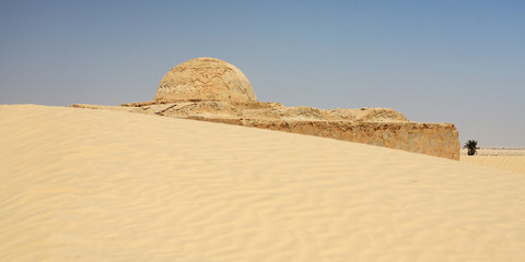 Temple abandonné et ensablé dans le désert Tunisien
