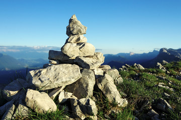 Cairn sur un chemin de montagne (alpes)
