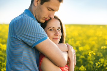 Obraz premium Couple in love in field