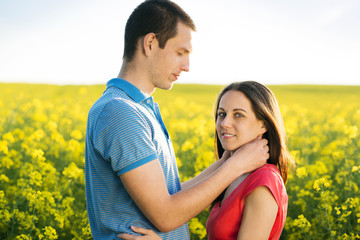 Obraz premium Couple in love in field