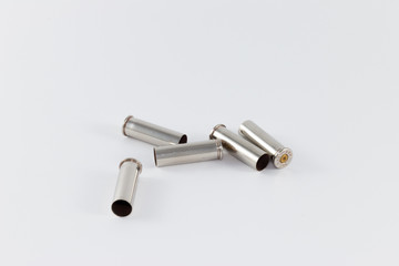 Fünf silberne Patronenhülsen, Kaliber .357 Magnum, abgefeuert